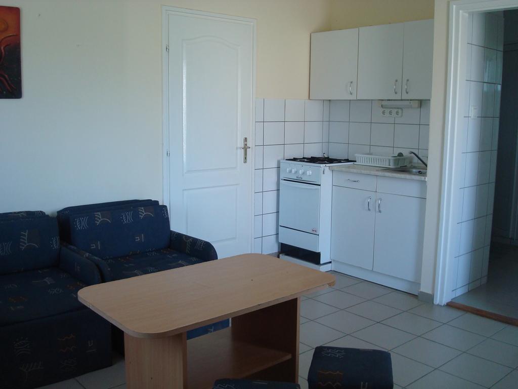 Termal Kemping Apartmanok Tiszaujvaros Phòng bức ảnh
