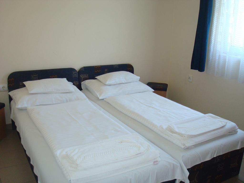 Termal Kemping Apartmanok Tiszaujvaros Phòng bức ảnh