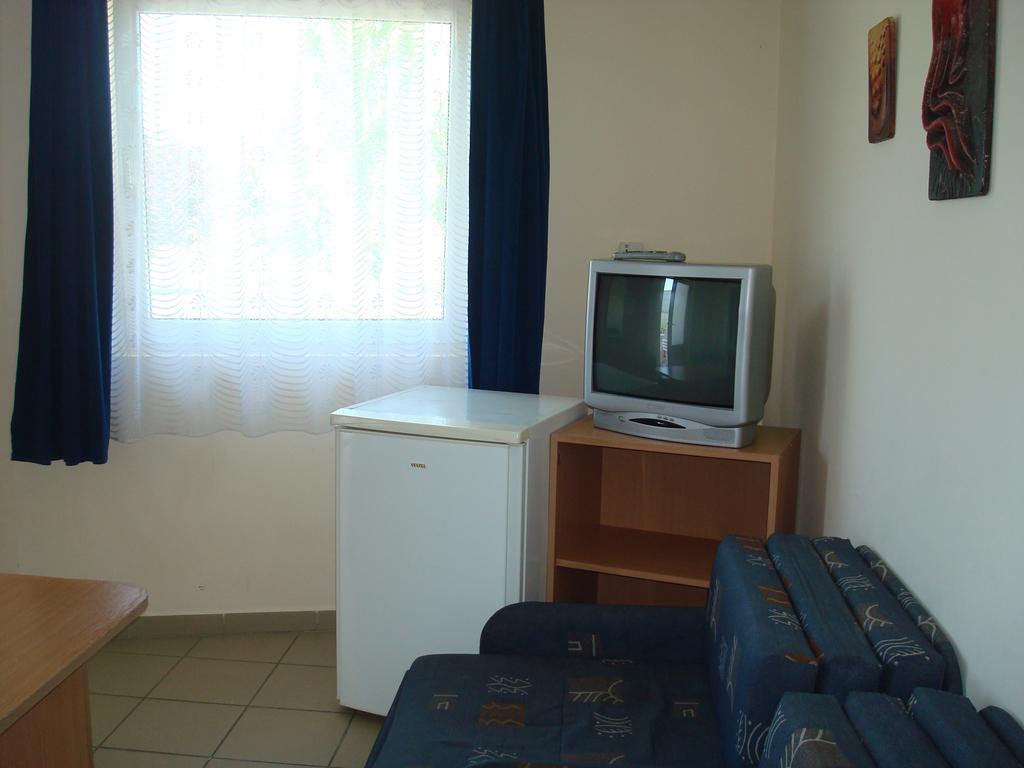 Termal Kemping Apartmanok Tiszaujvaros Phòng bức ảnh